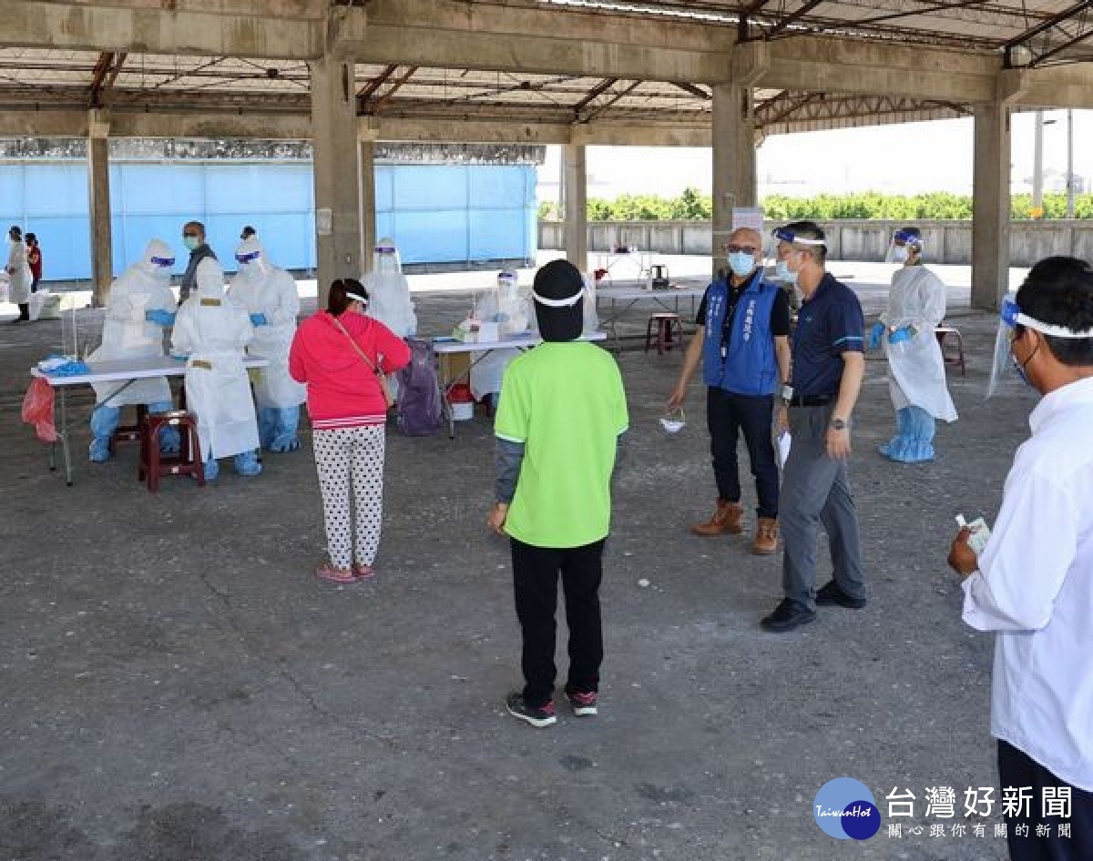 為化解民眾對於屏東確診者相關接觸外藉移工來雲林足跡恐慌,縣府於二崙鄉農會果菜市場設置快篩站,執行移工快篩作業。