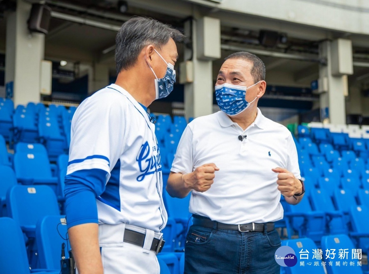 年齡相仿的侯市長與洪一中總教練(左)在現場默契十足