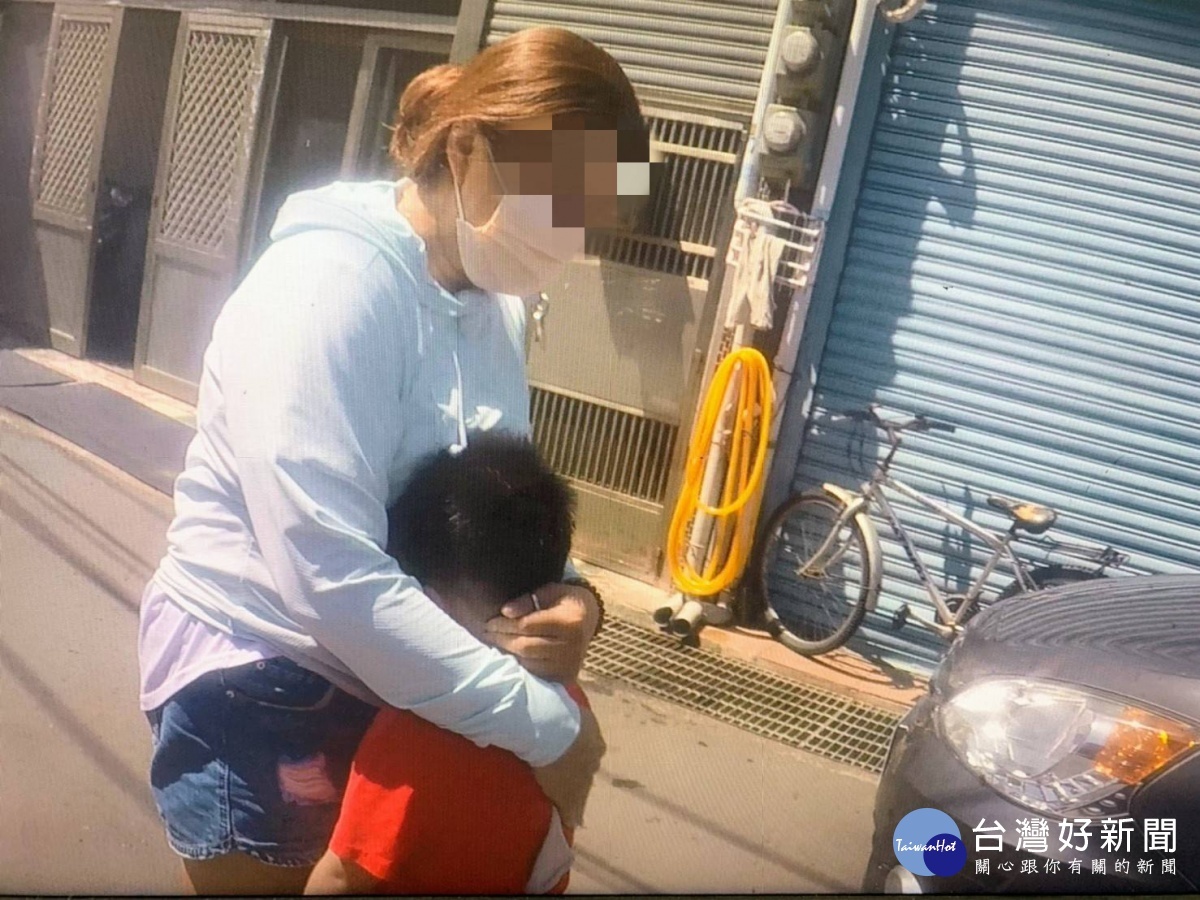 男童外出尋母迷途路邊哭泣,警化身保母護送返家