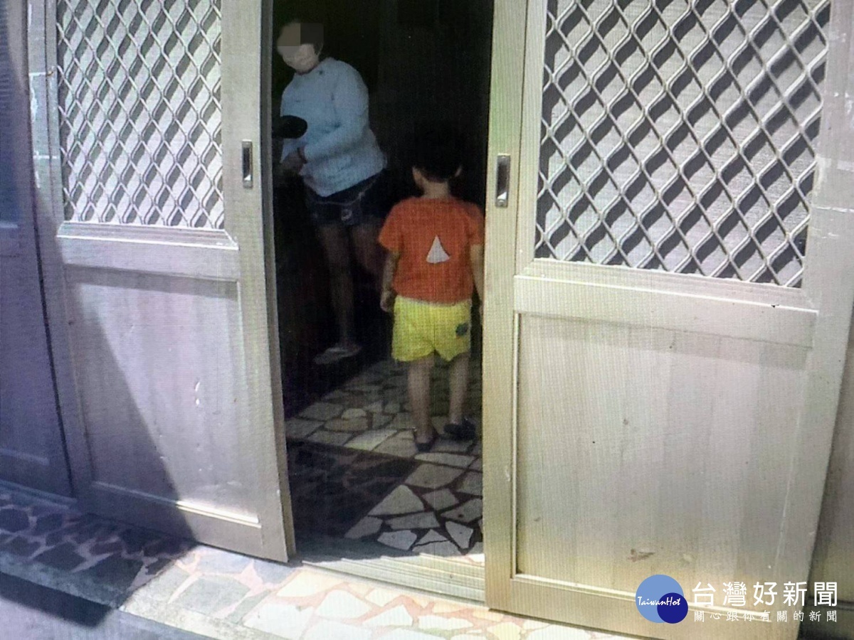 男童外出尋母迷途路邊哭泣,警化身保母護送返家