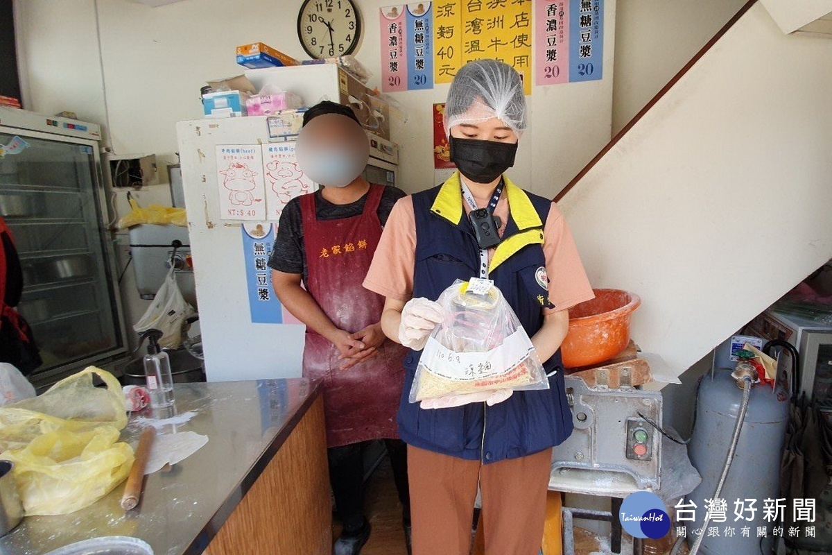 為維護民眾食品衛生安全,桃園市政府衛生局抽查轄內相關店家販售的的飲冰品。