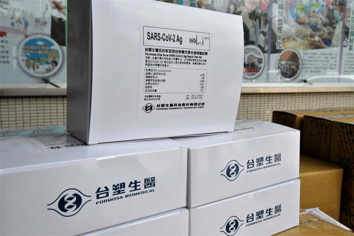 台塑生醫捐贈抗疫物資「快篩試劑」。圖/彰化縣政府提供