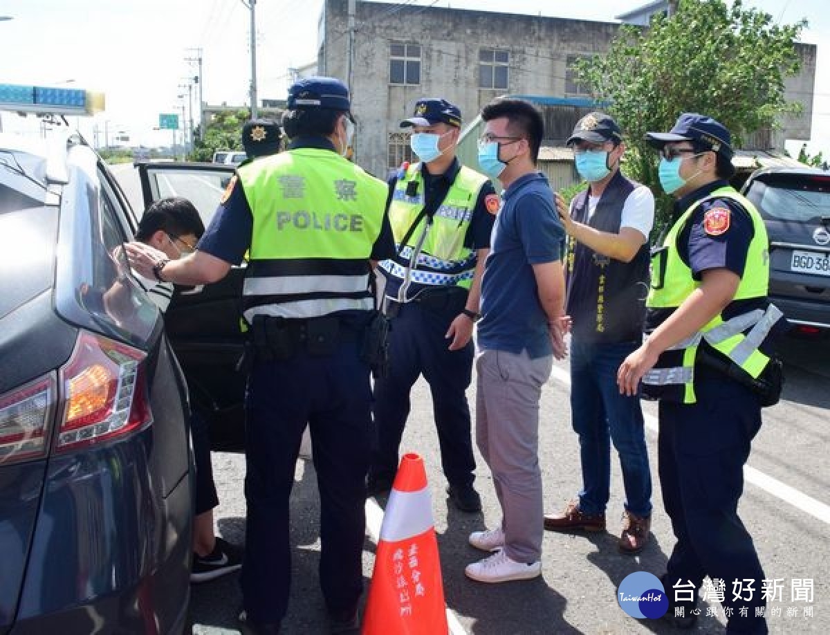 臺西警分局防疫期間,維護轄區治安不打折,與轄內金融機構共同舉辦逼真的防搶演練,保障民眾金融活動之安全。