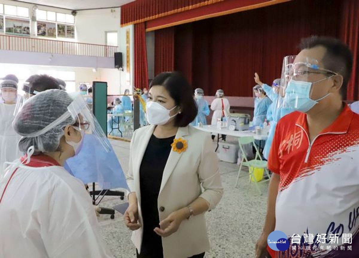 雲林縣第4波COVID-19疫苗於20鄉鎮市開打,縣長張麗善前往視察,今日接種莫德納疫苗,長者施打率相當高。