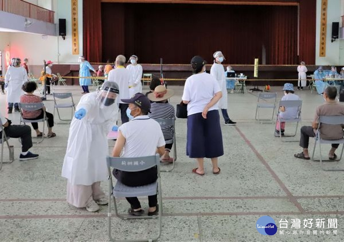 雲林縣第4波COVID-19疫苗於20鄉鎮市開打,縣長張麗善前往視察,今日接種莫德納疫苗,長者施打率相當高。