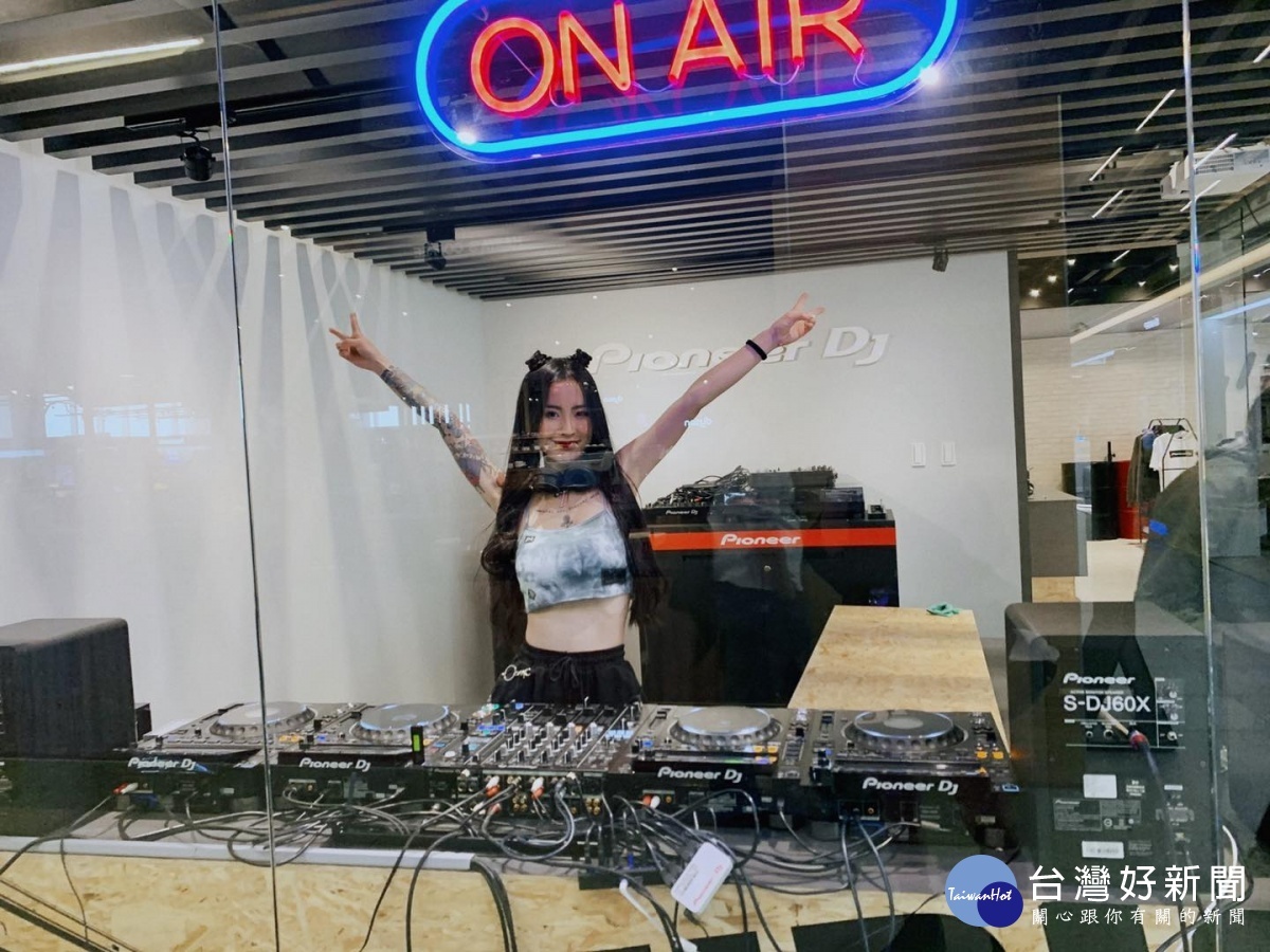 DJ Queena是相當典型的Z世代年輕人代表。(圖/Ionex提供)