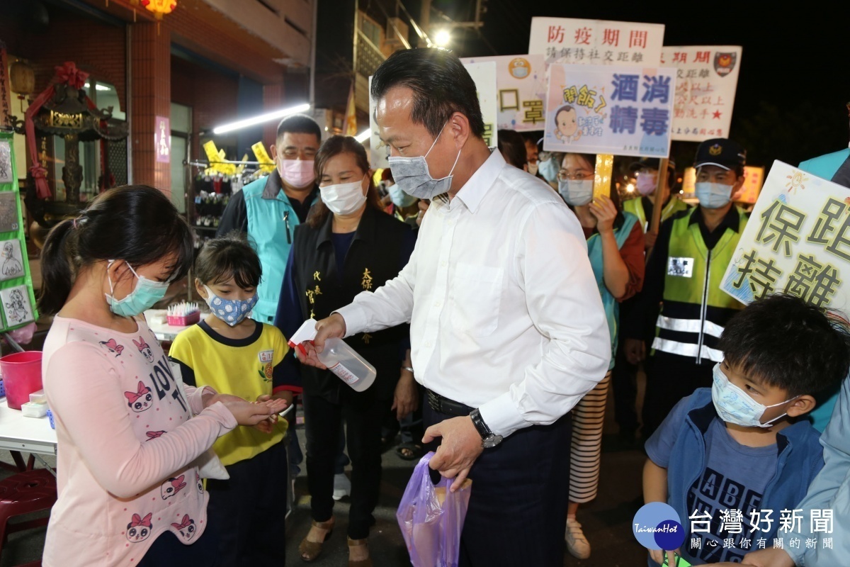 嘉義縣夜市解封有望(圖為翁章梁去年至夜市宣導防疫資料照)／陳致愷翻攝