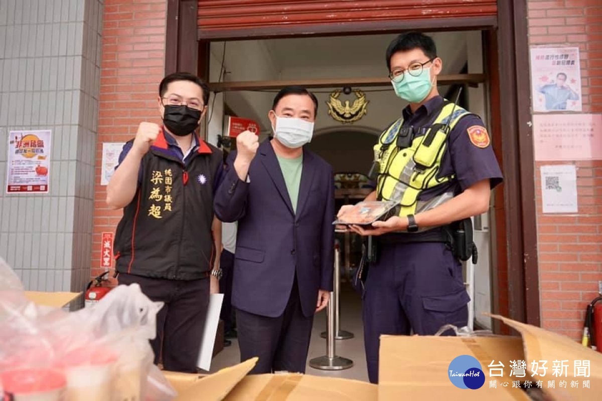 議長邱奕勝(中)與市議員梁為超送餐點到中壢警分局。圖/梁為超服務處提供