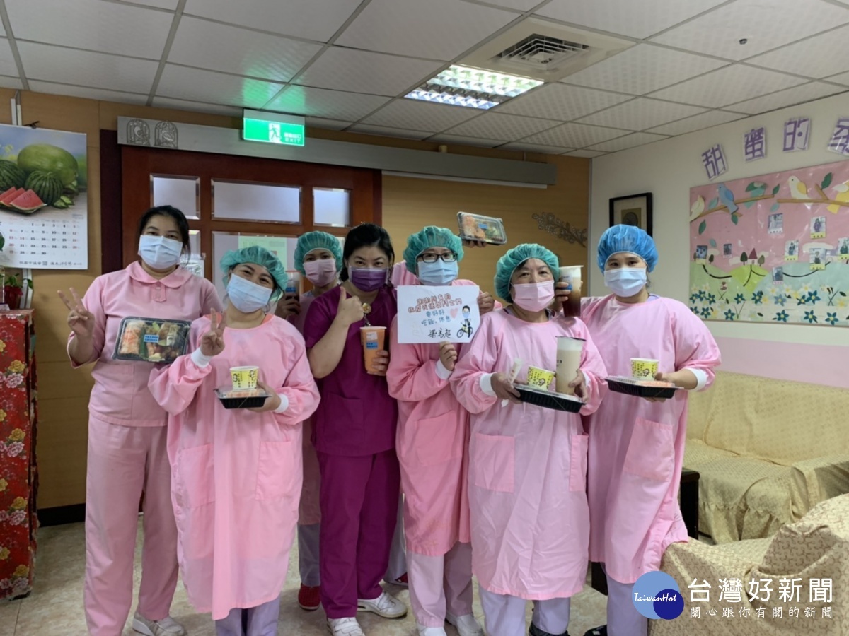 醫護人員開心展示愛心便當。圖/梁為超服務處提供。