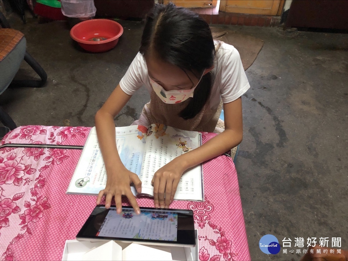 收到平板的那一刻,小蓁難掩笑容對社工員說:「謝謝你,讓我沒有跟別人不一樣,我一定會認真學習!」(台灣世界展望會提供)