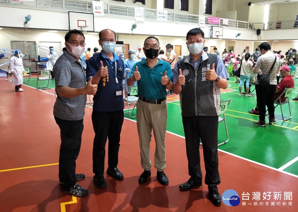 楊梅區長邱世源(右一)表示,陳在棟理事長(右二)現場演出,熱心公益令人感佩