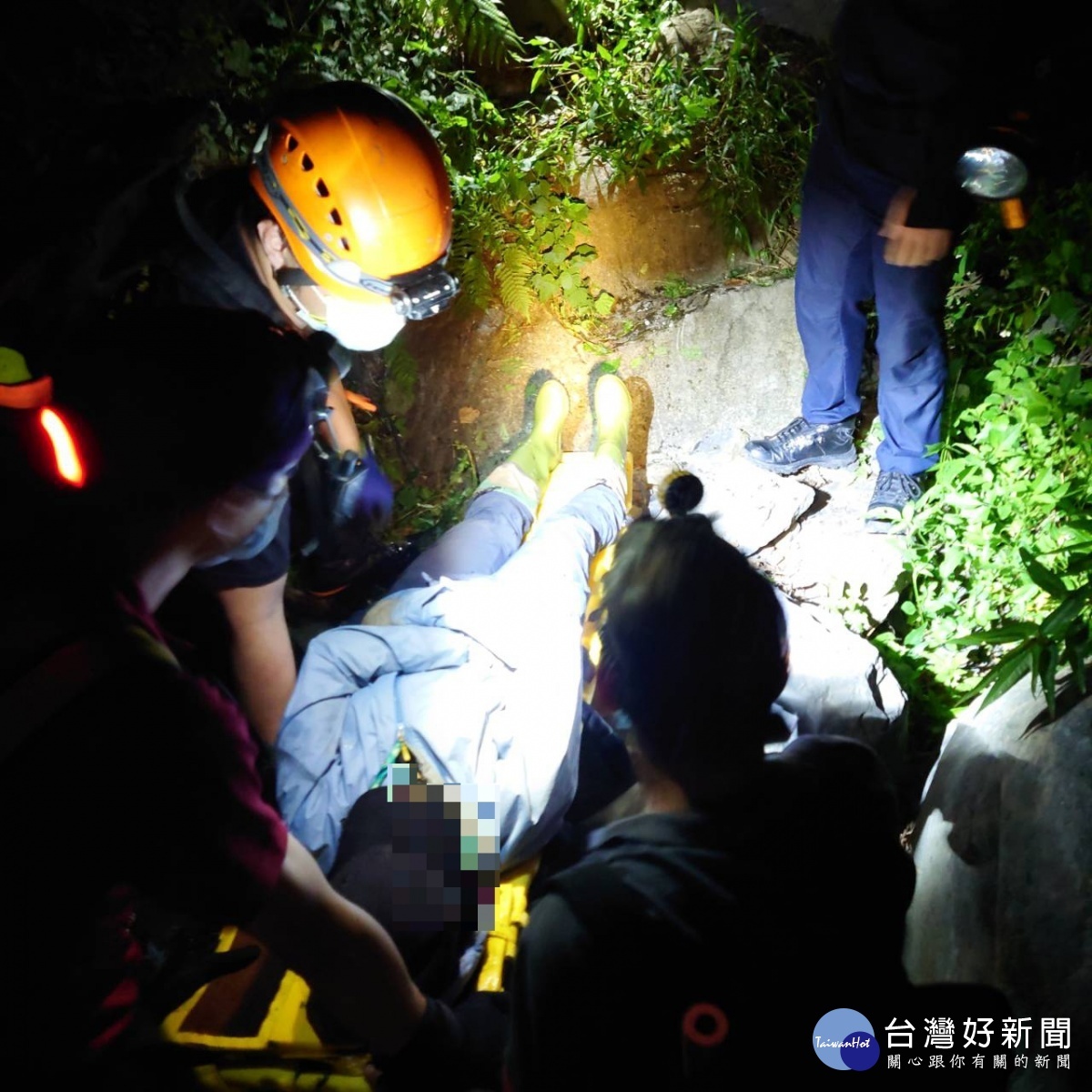 警、消以擔架及揹負方式輪流接駁,將林女安全接送至登山口處