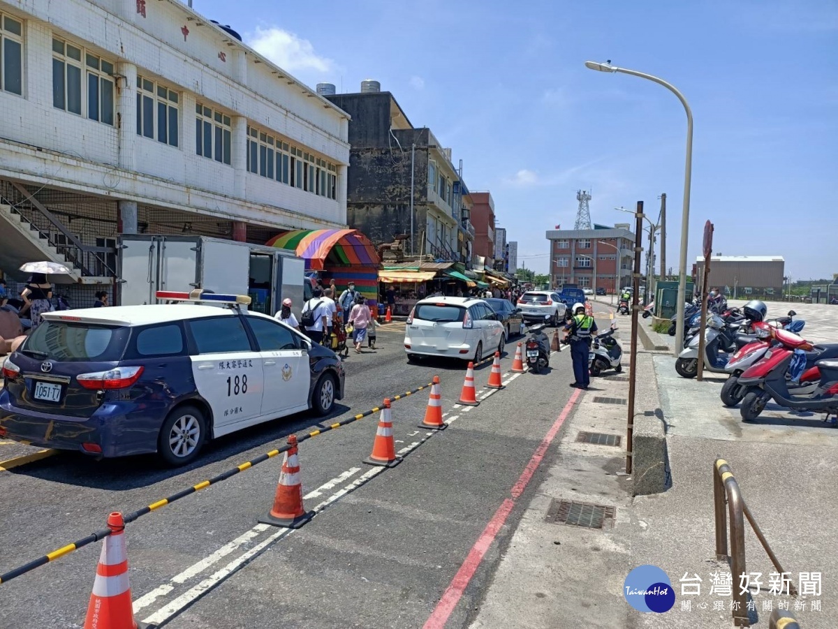 大園竹圍漁港湧人潮,警方加強交通疏導