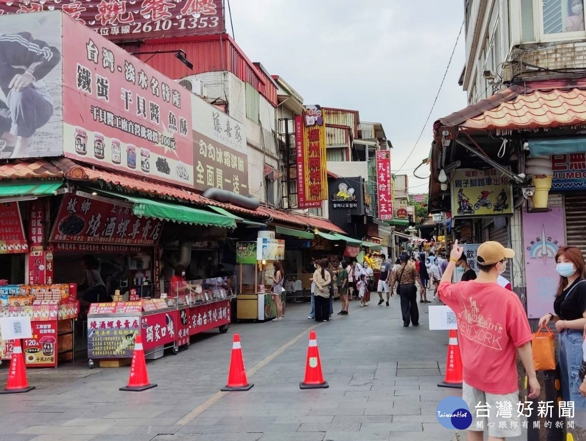 八里渡船頭老街業者自主進行人流管制