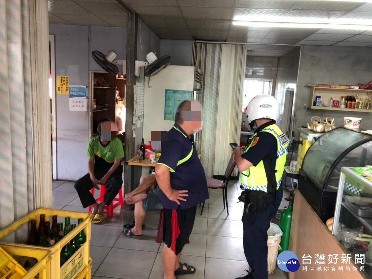 小吃店自行解封違規提供內用,警方查獲送裁罰