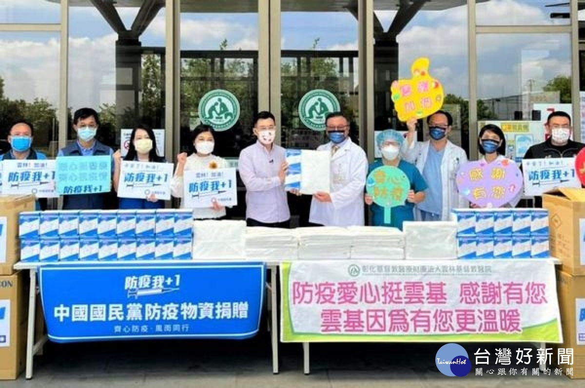 國民黨主席江啟臣代表捐贈隔離衣及防護口罩,呼籲中央與地方齊心爭取疫苗,提高民眾疫苗施打率,即可早日達到集體免疫目標。