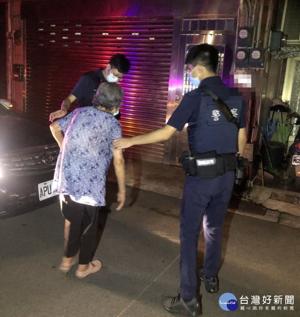 老婦人深夜孤身在外遊蕩，疑似失智，警方立即趕赴現場，協助老婦人返家中休憩