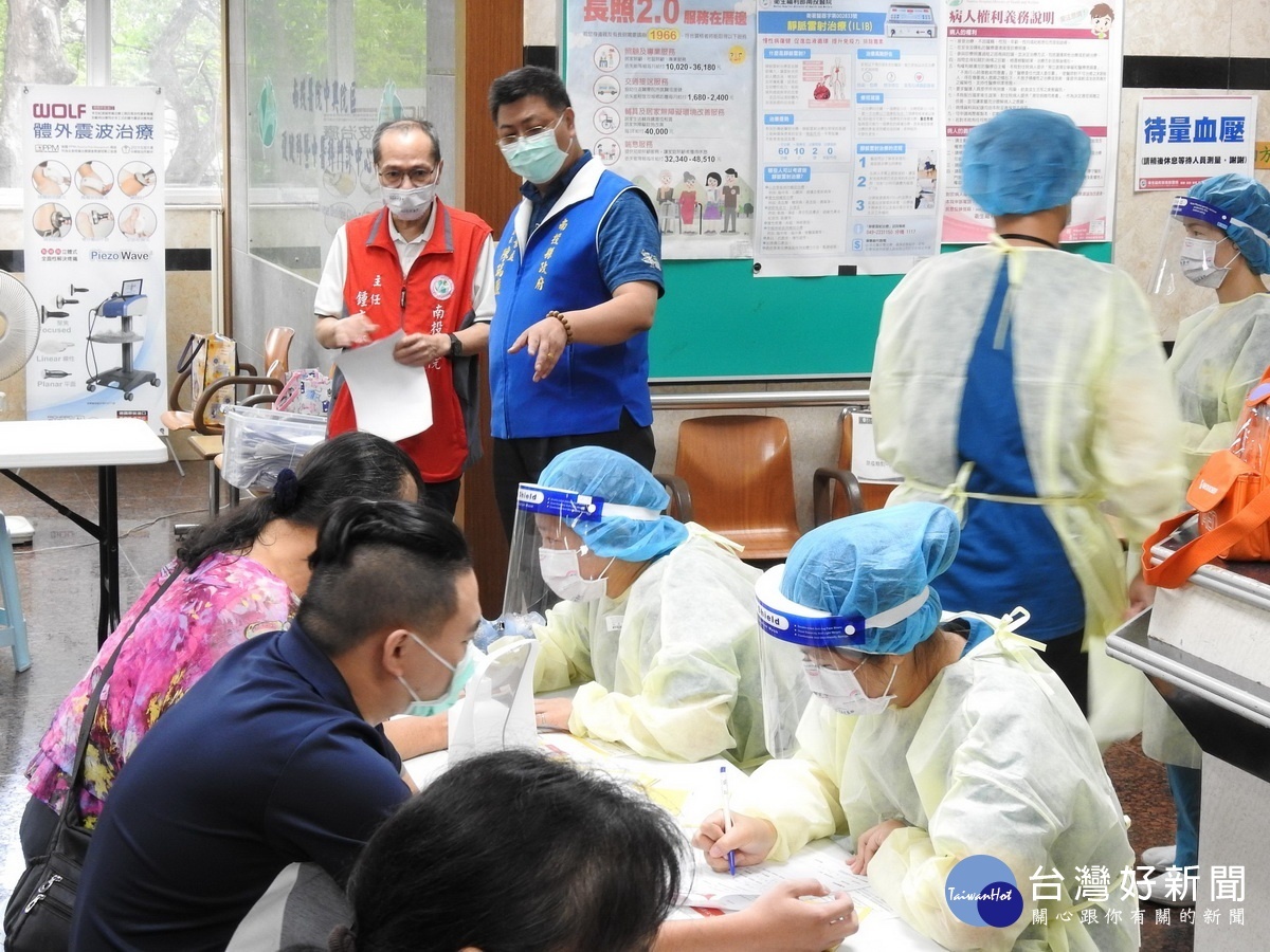南投縣5個果菜市場百餘工作人員開始打疫苗。(縣府提供)