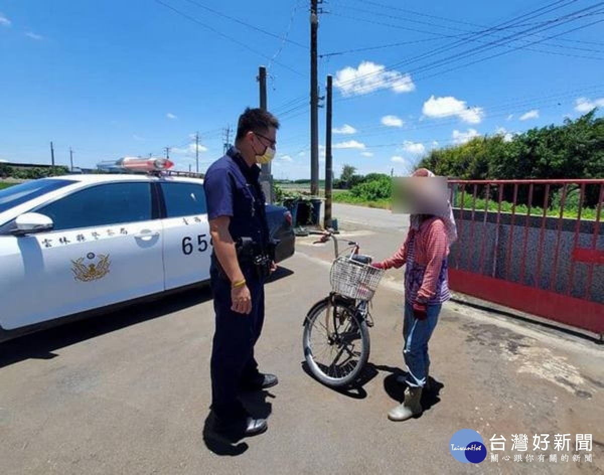 老婦人騎腳踏車外出迷路,體力不支在民宅前休息,熱心民眾報警求助,員警搭載沿路詢問,巧遇老婦兒子助她平安回家。