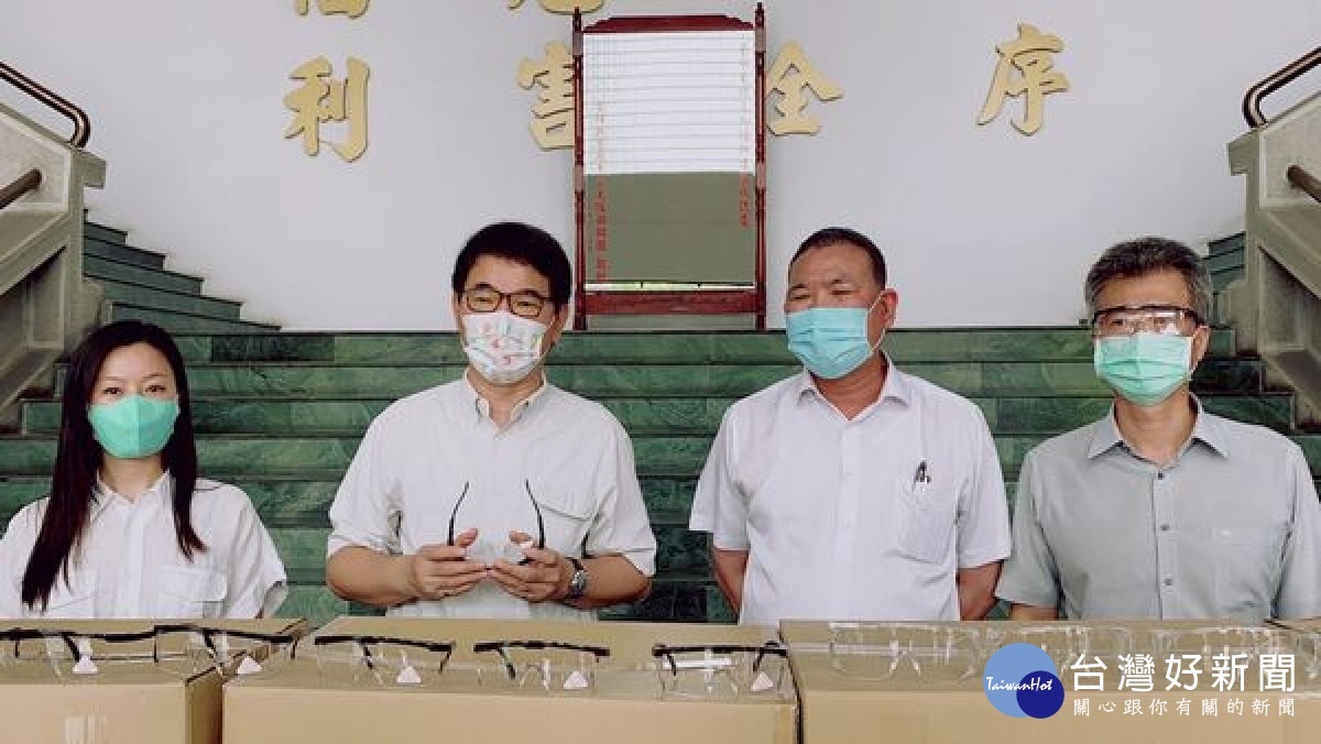 立委劉建國與縣議員江文登、張庭綺號召民間企業募集防疫物資，共募得1000副護目鏡及1萬包濾泡式咖啡慰勞辛勞基層員警。