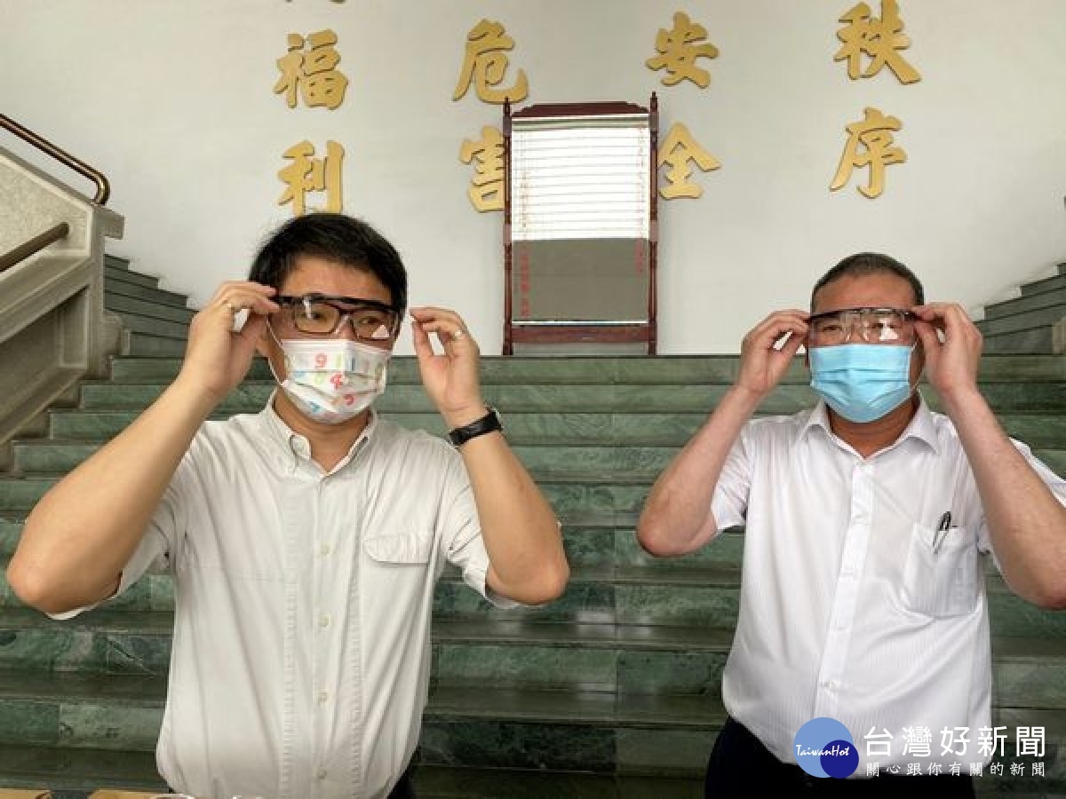 立委劉建國與縣議員江文登、張庭綺號召民間企業募集防疫物資，共募得1000副護目鏡及1萬包濾泡式咖啡慰勞辛勞基層員警。