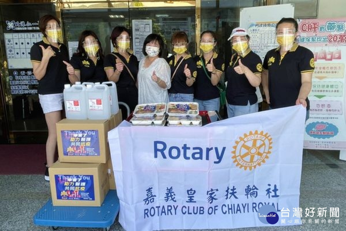 為感謝醫護人員協助第一線防疫工作，嘉義皇家扶輪社前往北港仁一醫院慰勞醫護，除捐贈防疫物資，還送上暖心料理。