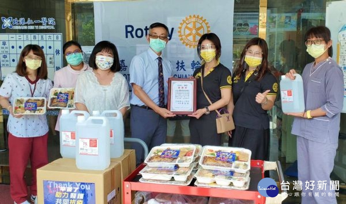 為感謝醫護人員協助第一線防疫工作，嘉義皇家扶輪社前往北港仁一醫院慰勞醫護，除捐贈防疫物資，還送上暖心料理。