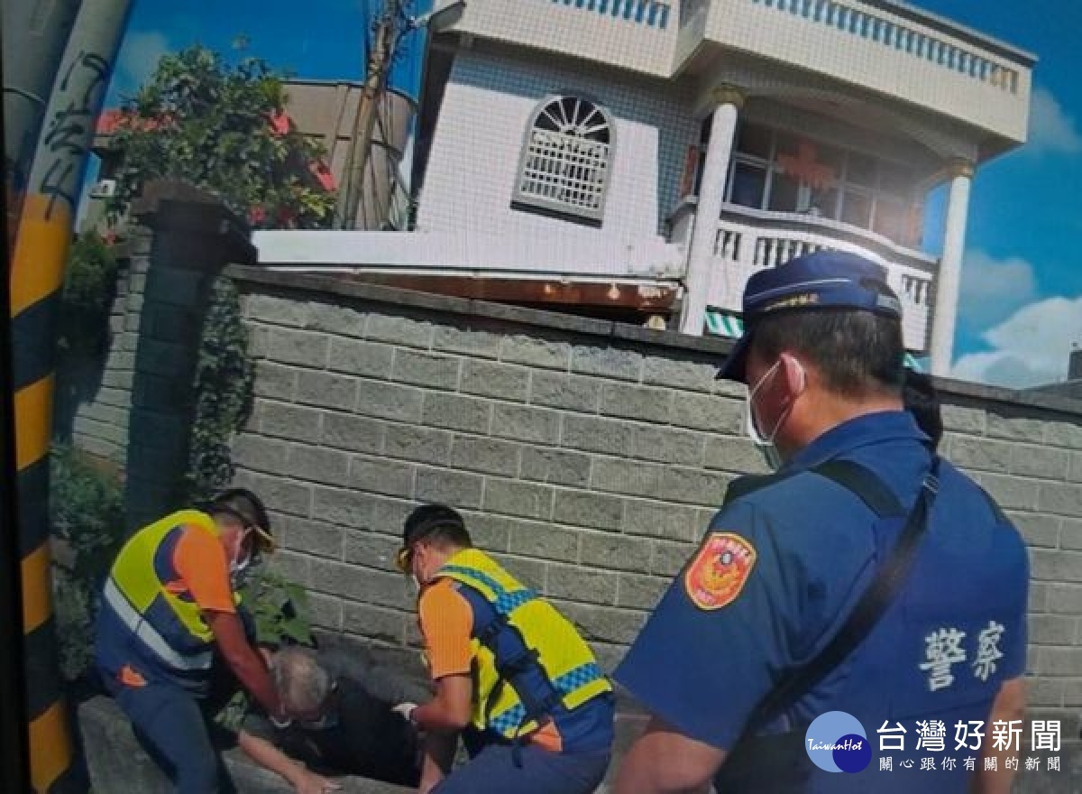 口湖警方巡勤察覺路旁電動車傾倒,還遺下一隻拖鞋,趕緊下車搜尋,果然發現跌坐水溝的老翁,緊急協助送醫幸無大礙。