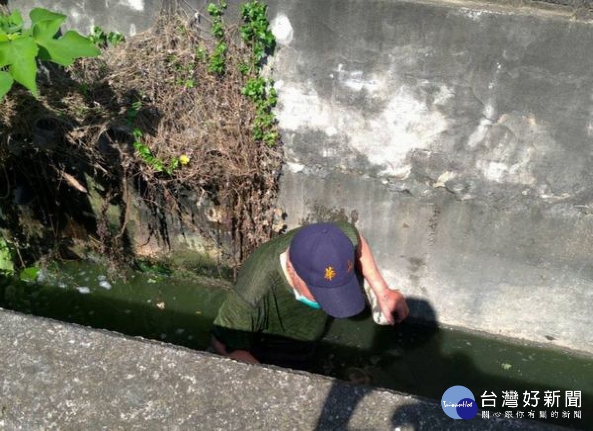 口湖警方巡勤察覺路旁電動車傾倒,還遺下一隻拖鞋,趕緊下車搜尋,果然發現跌坐水溝的老翁,緊急協助送醫幸無大礙。