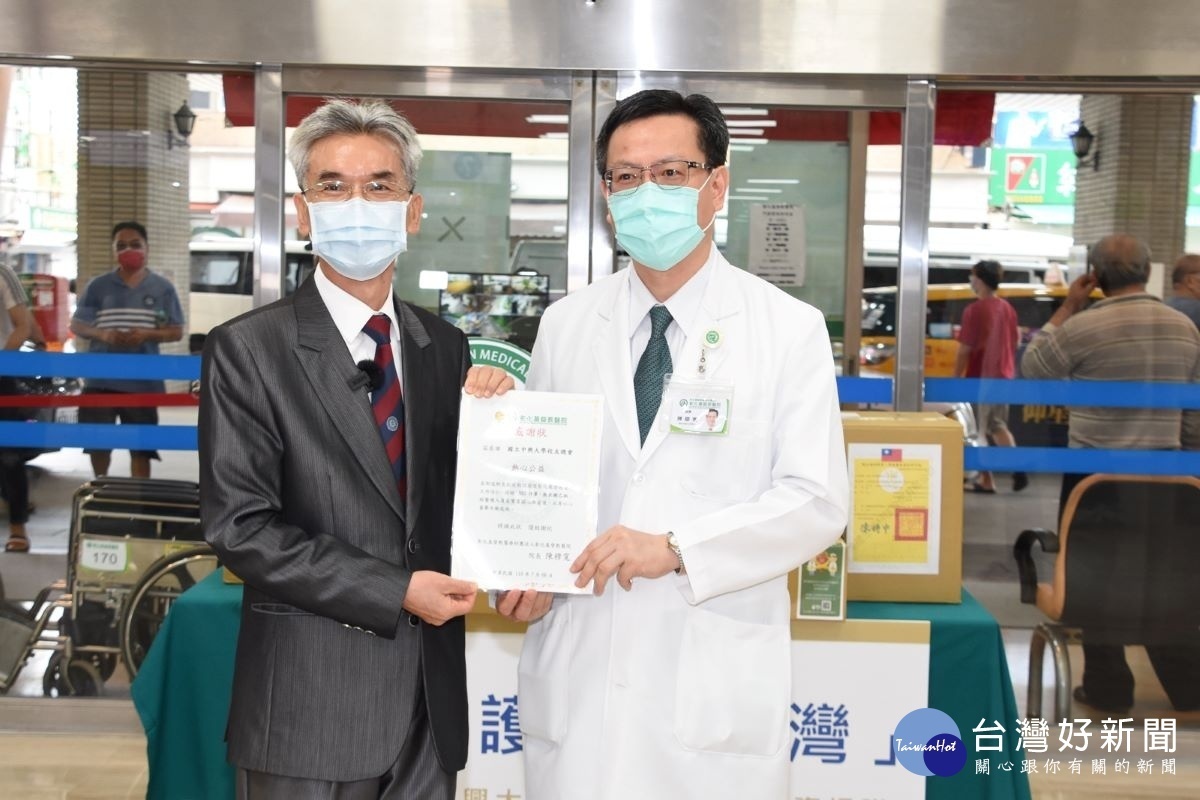 彰基院長陳穆寬(右)回贈感謝狀,表達對興大的謝意。圖/彰基醫院提供
