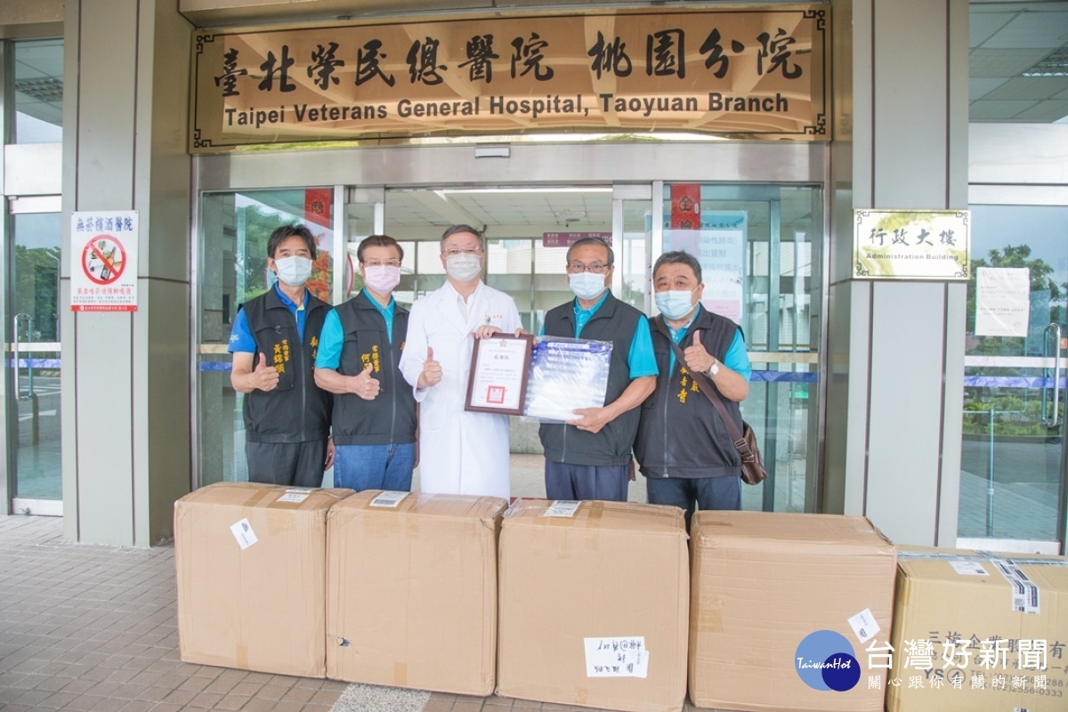 壽山巖觀音寺致贈防護面罩,提供第一線防疫人員多一層保障
