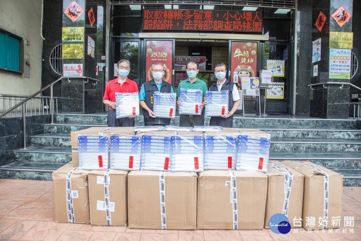 壽山巖觀音寺致贈防護面罩,提供第一線防疫人員多一層保障