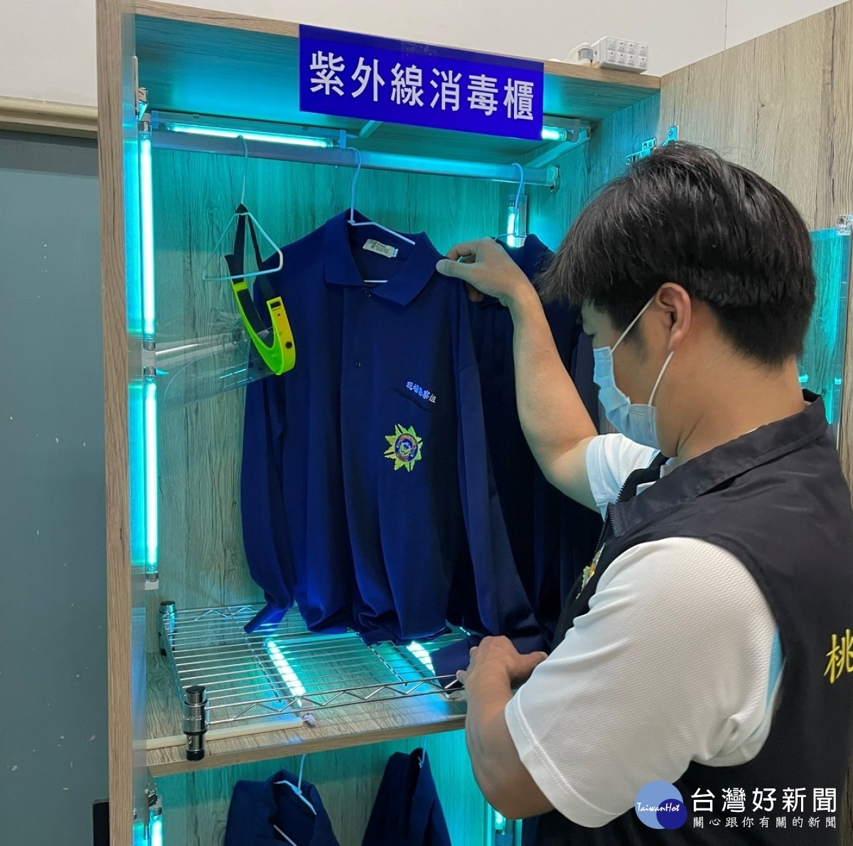 善心企業捐贈紫外線殺菌櫃,平鎮警防疫再升級