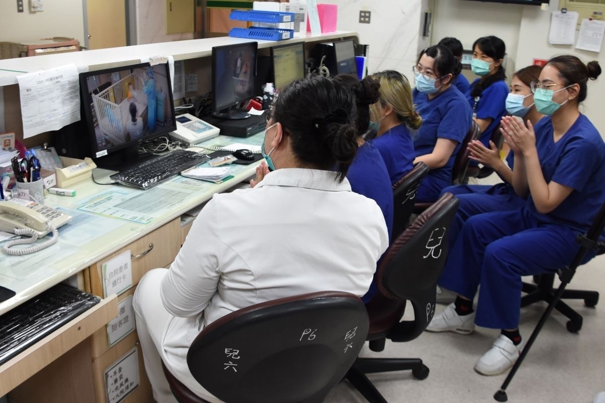 護理師們透過病房廣播系統一起唱生日快樂歌、唸吉祥話,陪伴這對母子度過難忘的周歲生日。圖/彰基醫院提供