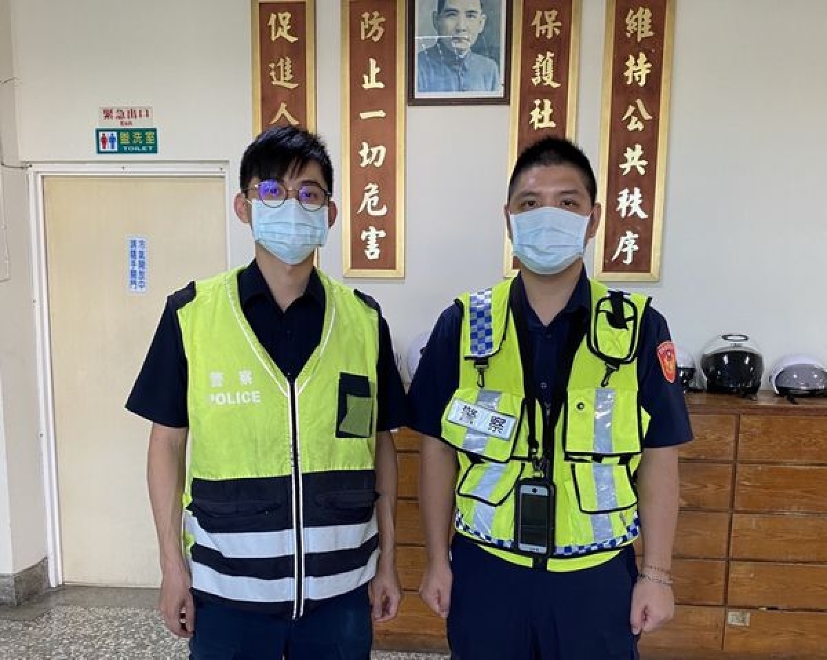 口湖所警員陳仲軍、劉騰徽巡邏巧遇運鈔車故障擋道,立即協助警戒及交通疏導,並將車推至不妨礙交通的路旁嚴加戒護。