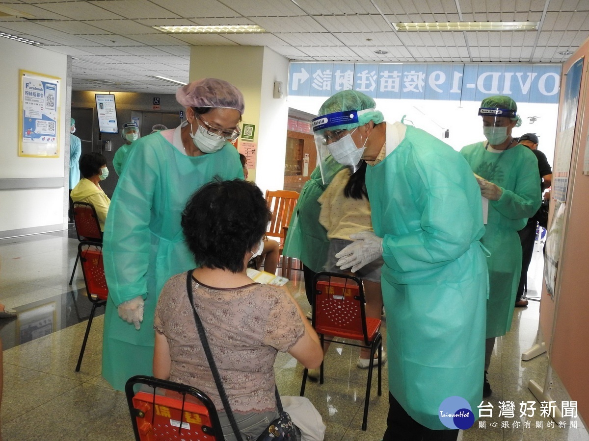 全縣千餘幼兒園課後照顧中心人員開始打疫苗。（縣府提供）