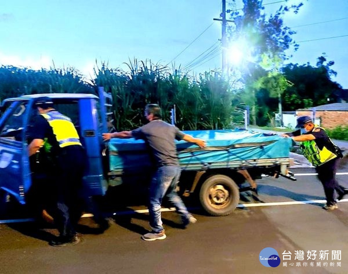 北港警方主動對車輛故障拋錨的民眾給予及時的協助，整個過程被目擊民眾拍下，將警方善舉傳到臉書地方社群讚揚。