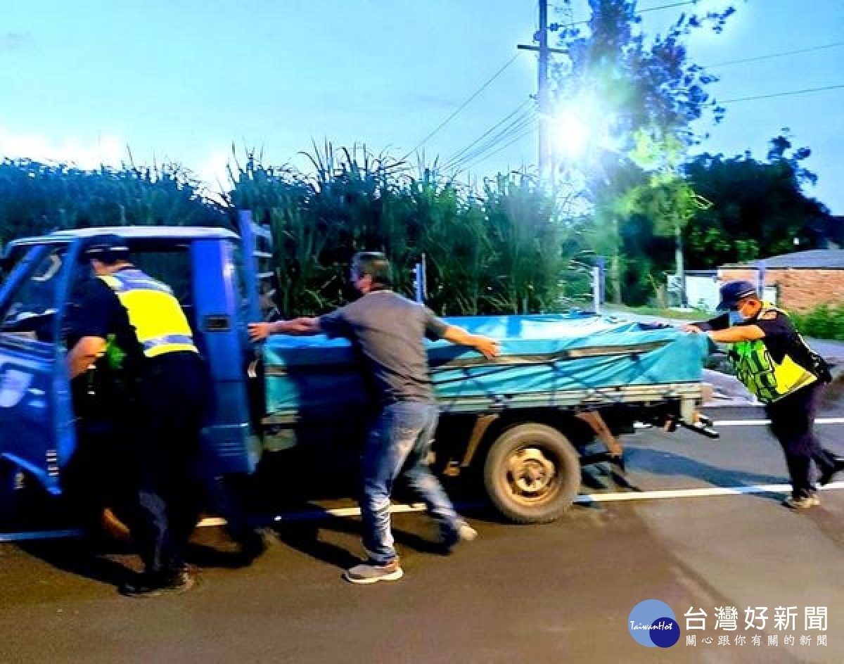 北港警方主動對車輛故障拋錨的民眾給予及時的協助,整個過程被目擊民眾拍下,將警方善舉傳到臉書地方社群讚揚。