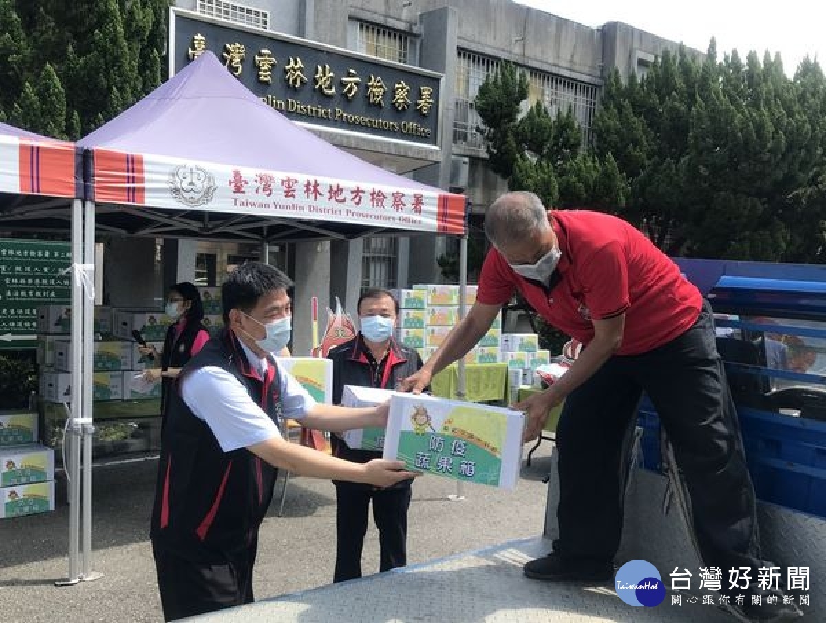 臺灣更生保護會攜手雲林地檢署辦理中區司法保護紓困物資發送,增加因疫情影響之商家銷售收入,也協助弱勢者生活維持及補貼。