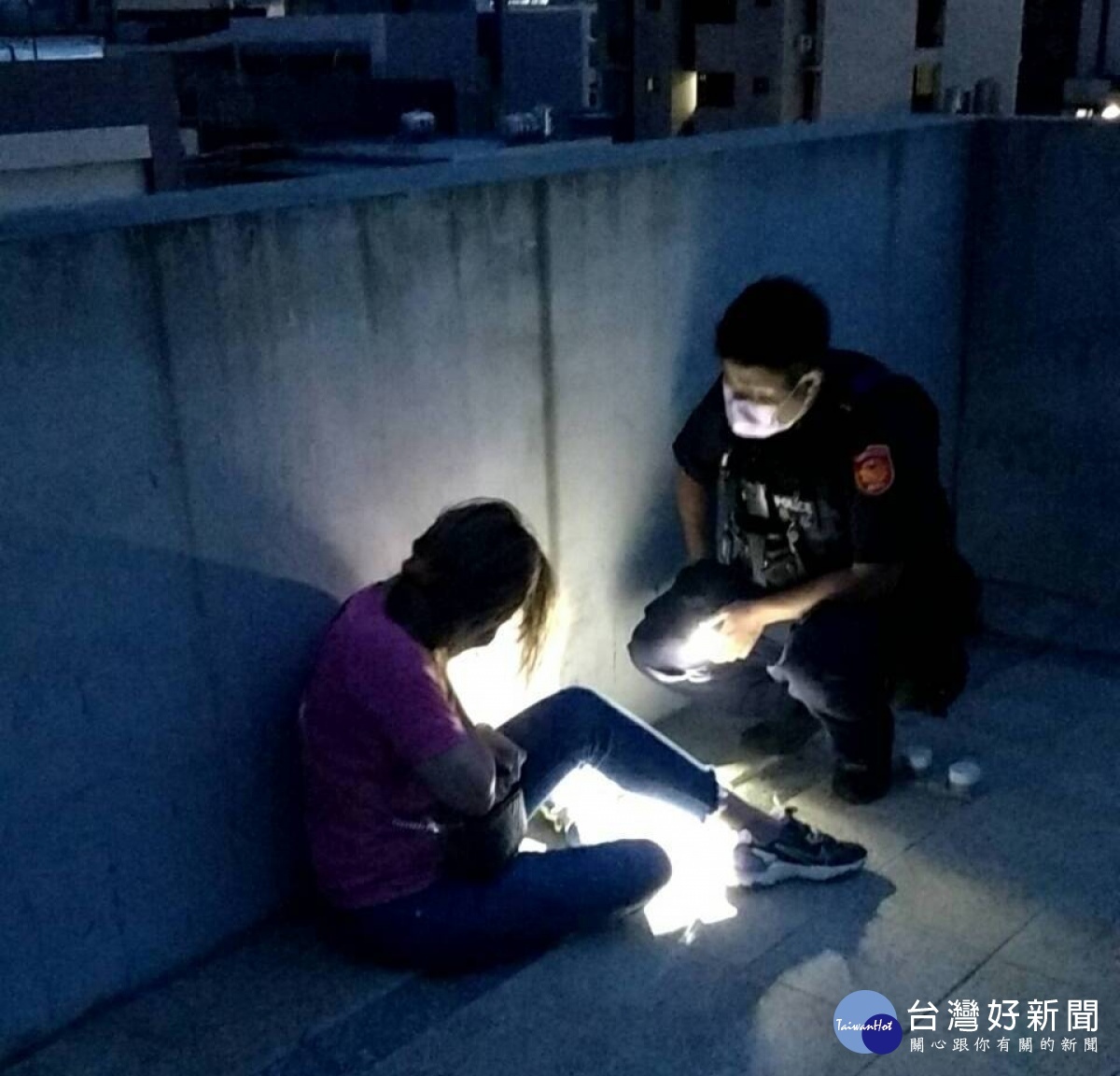 單親媽生活不順頂樓飲酒喧嘩暖警到場安撫開導 社會 Hinet生活誌