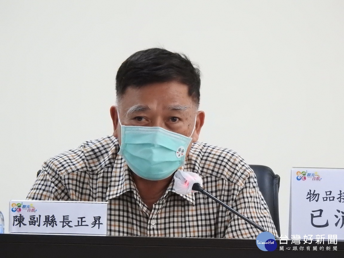 陳正昇主持應變會議檢討可行性。(縣府提供)