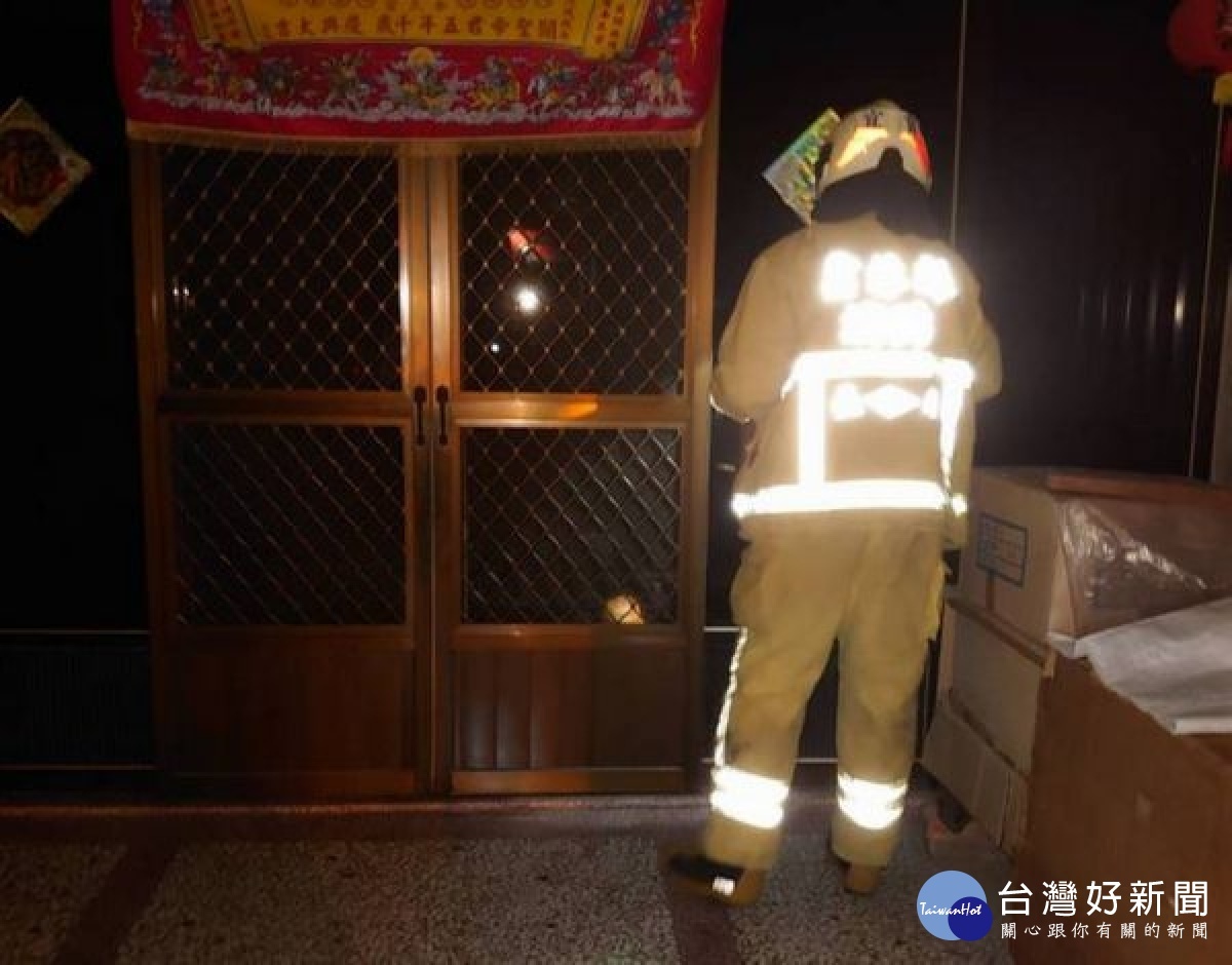 獨居老翁多日未外出,鄰居擔心報警求助,四湖警消在家屬同意後聯手破門而入,及時挽救寶貴性命。