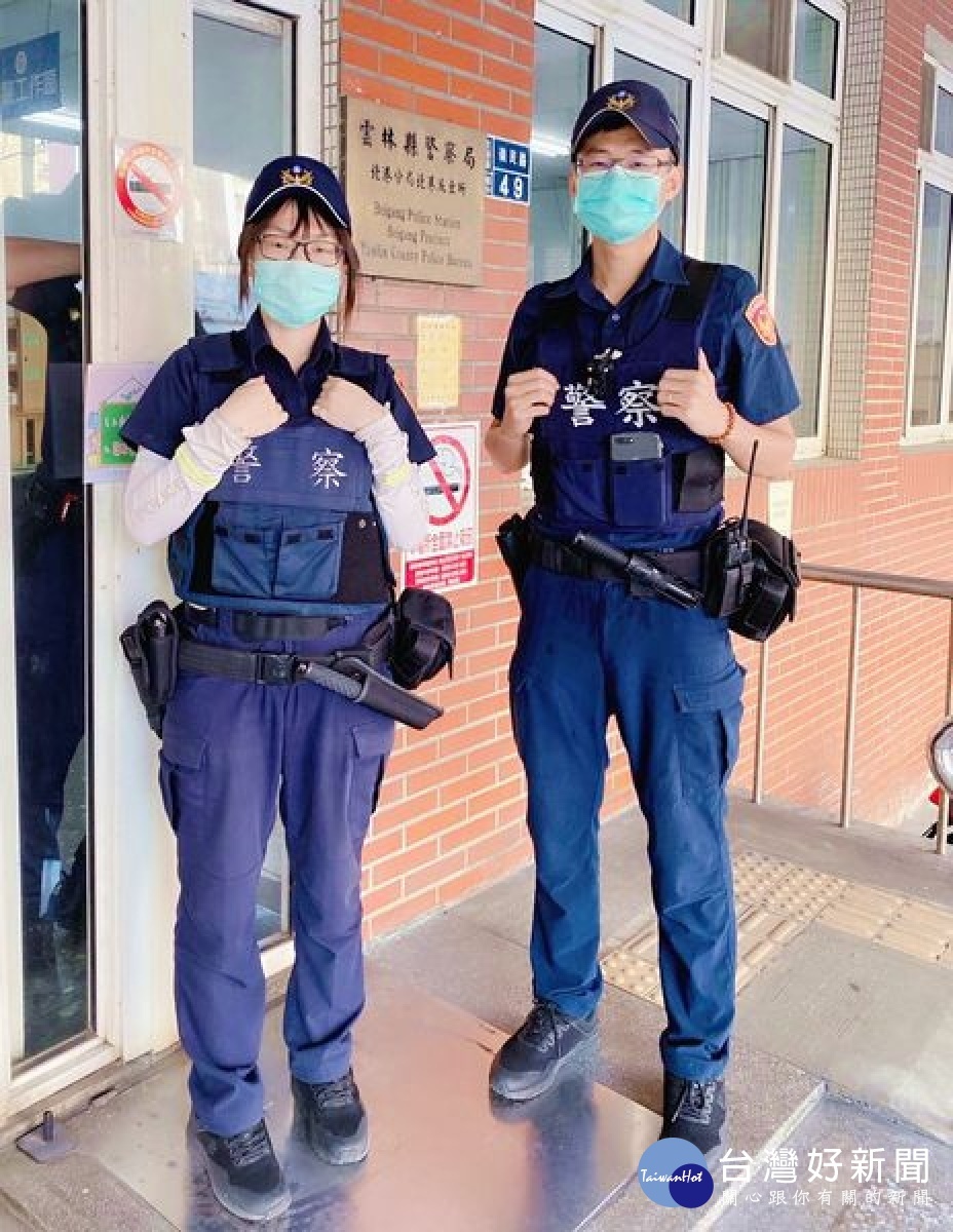 北港所警員吳宗翰、詹佳怡巡邏巧遇民眾車輛故障停於路中央，主動予以協助，女駕駛對於警方在無助時刻伸援，深表感激。