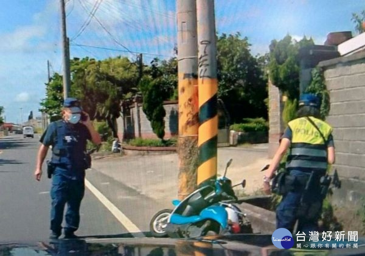 口湖所警員落實巡邏勤務,救助失足跌落排水溝的失智老翁,警政署駐區督察特別代表署長慰勉二位員警,並頒發工作績優獎勵金鼓勵。