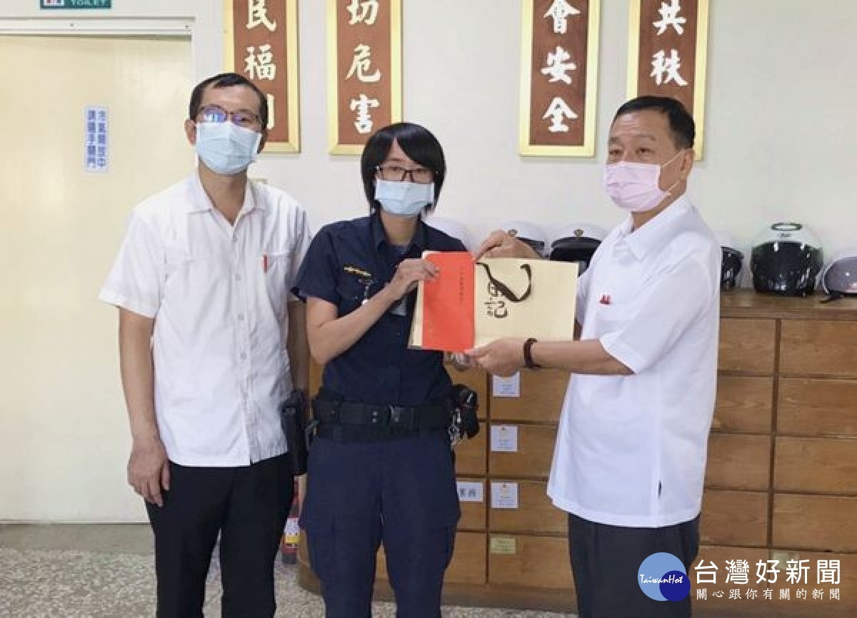 口湖所警員落實巡邏勤務,救助失足跌落排水溝的失智老翁,警政署駐區督察特別代表署長慰勉二位員警,並頒發工作績優獎勵金鼓勵。