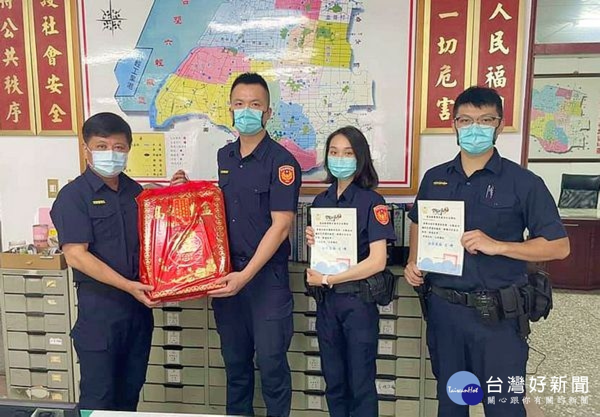 麥寮郵局行員機警通報,聯手警方成功阻止民眾遭受詐騙,臺西分局長張文峰特別致狀表揚及感謝,亦呼籲鄉親小心防詐。