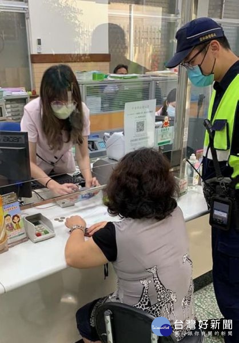 麥寮郵局行員機警通報,聯手警方成功阻止民眾遭受詐騙,臺西分局長張文峰特別致狀表揚及感謝,亦呼籲鄉親小心防詐。