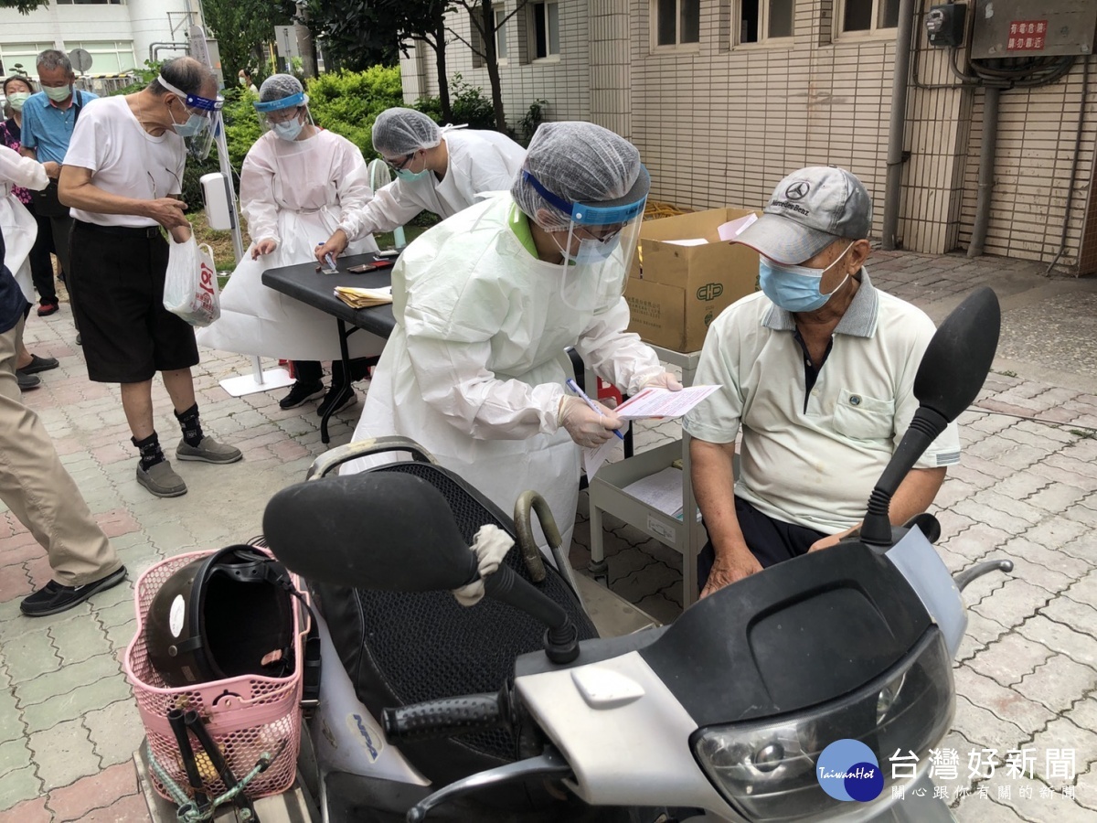 針對騎乘身心障礙機車疫苗接種者戶外施打。圖/彰化縣政府提供