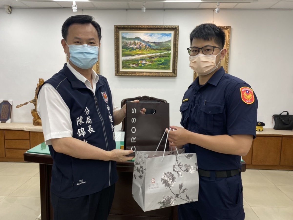 分局長陳錦坤鼓勵許振瑋、李智宏2位員警並表示,利用勤餘時間讀書進修實屬不易,也鼓勵其他同仁勇於挑戰自我