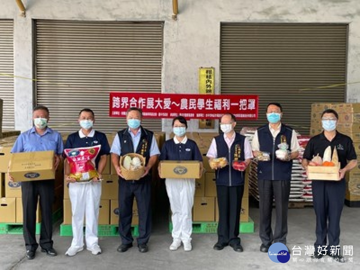 與慈濟合作關懷弱勢學生 中市府透過大車隊配送蔬果箱